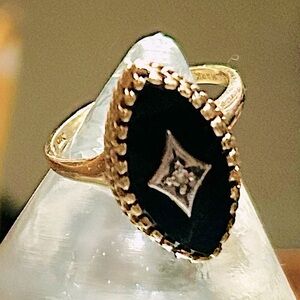 Vintage 10k Gold with Polished Onyx & Genuine Diamond Ring